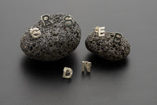 Carica l'immagine nel visualizzatore di Gallery, ORECCHINO LETTERA
